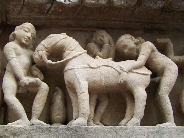 0033.Sodomie-d-un-cheval---Temple-de-Lakshmana.jpg